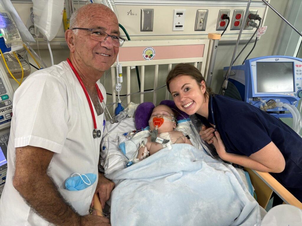 Equipo médico de la fundación junto a un paciente y su madre
